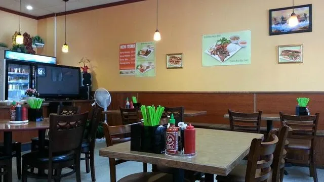 Le's Pho Tai & Sandwiches